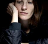 Saat Galau Kita Merasa Aman Saat Menjauh, Padahal 7 Kebiasaan Ini Bikin Emosi Makin Berat